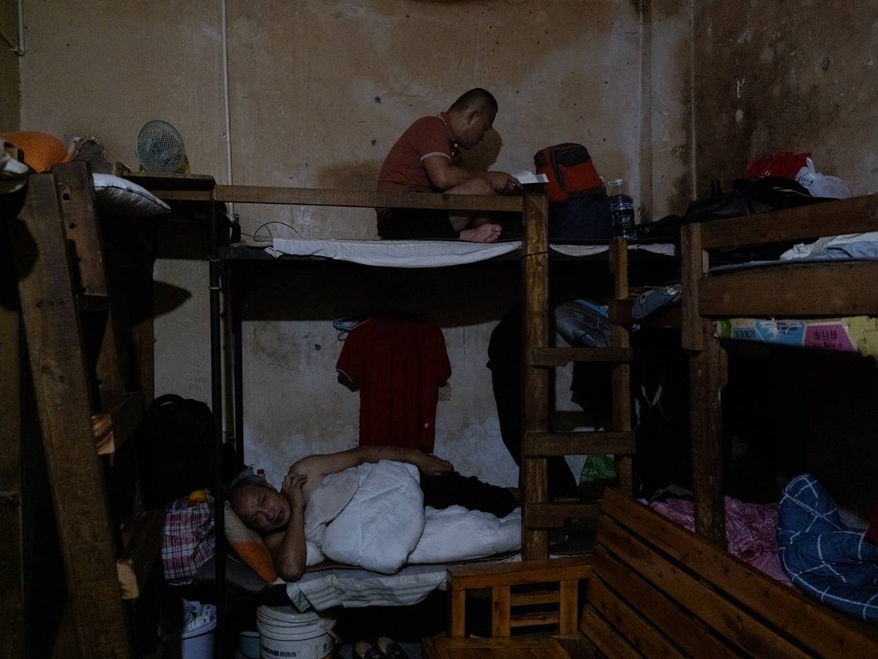 <strong></p>
<p>eth价格</strong>他们挤在8元一晚的旅店 几百人抢一个活