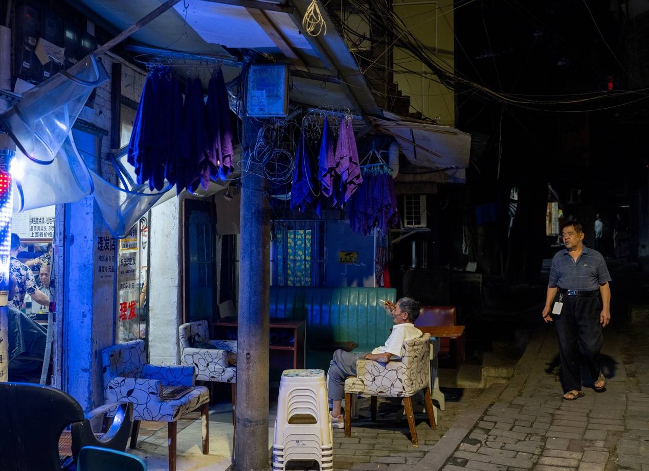 <strong></p>
<p>eth价格</strong>他们挤在8元一晚的旅店 几百人抢一个活