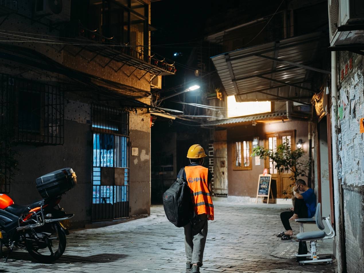 <strong></p>
<p>eth价格</strong>他们挤在8元一晚的旅店 几百人抢一个活