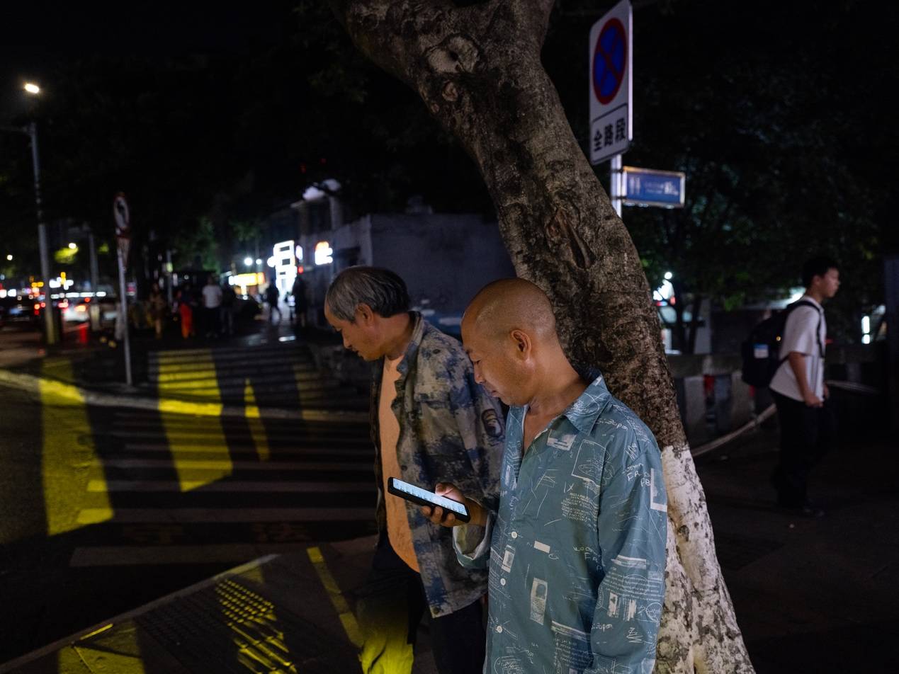 <strong></p>
<p>eth价格</strong>他们挤在8元一晚的旅店 几百人抢一个活