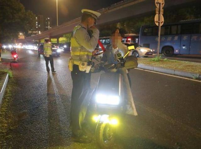 北京“电子眼”开始抓拍电动自行车违法<strong></p>
<p>eth trunk</strong>，试点审核录入电动自行车违法行为3.8万起