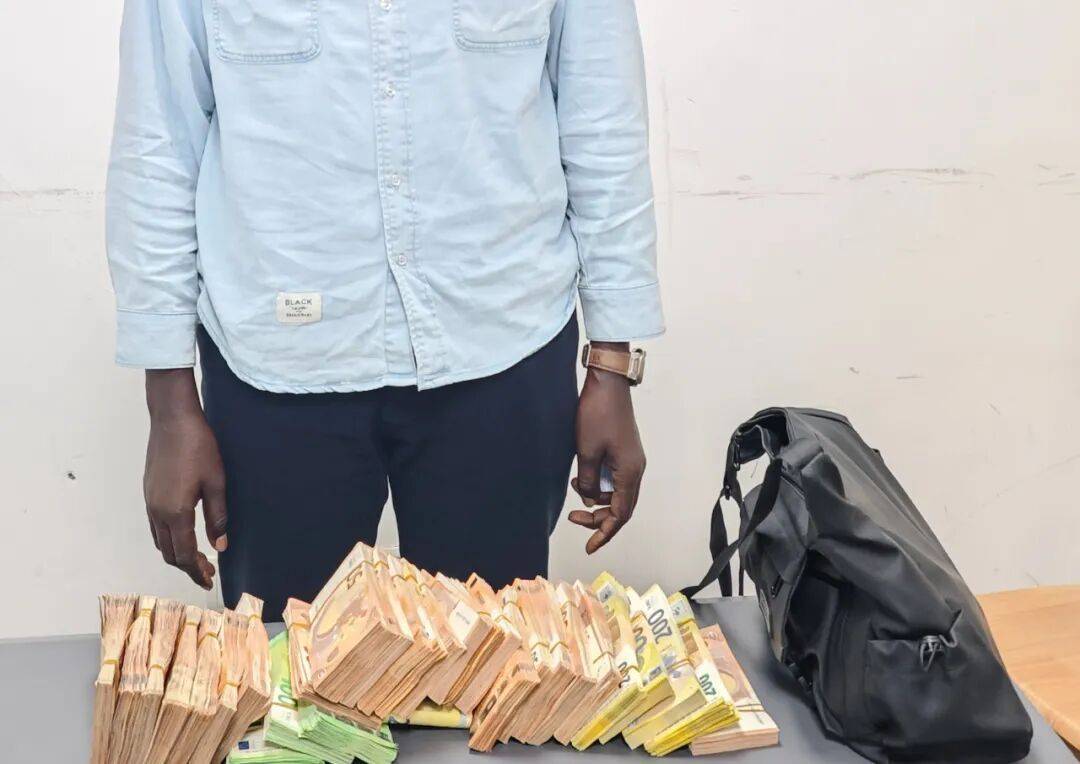 成捆的欧元现金就放在背包里装着<strong></p>
<p>eth充值</strong>，折合人民币超186万元，旅客入境时被广州海关查获