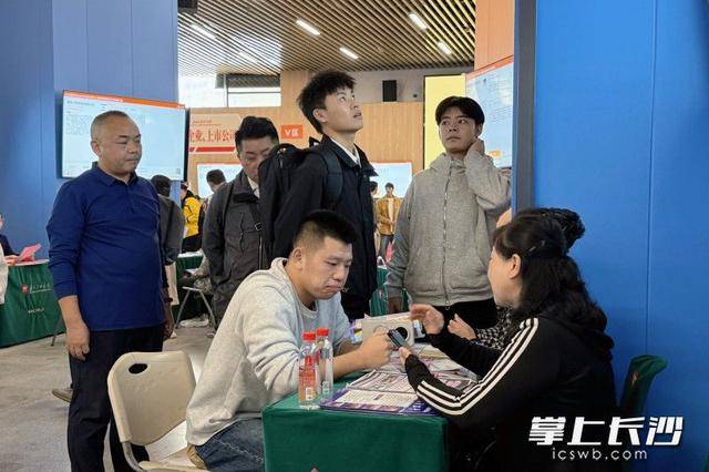 700余名退役军人及军属长沙求职<strong></p>
<p>eth区块链</strong>，165人达成意向