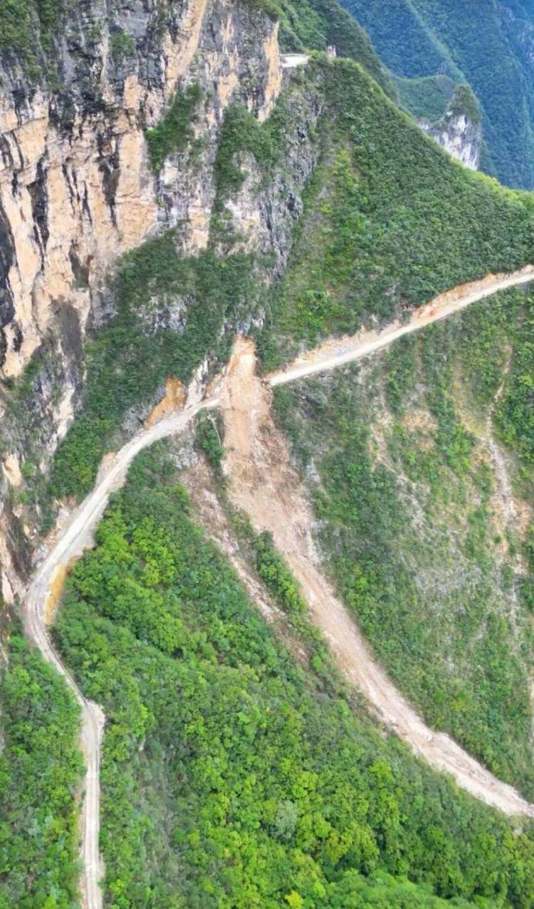 重庆网红“挂壁公路”垮塌<strong></p>
<p>eth区块链</strong>,附近村民外出绕行已半月盼修复,当地:已完成排危,正在修