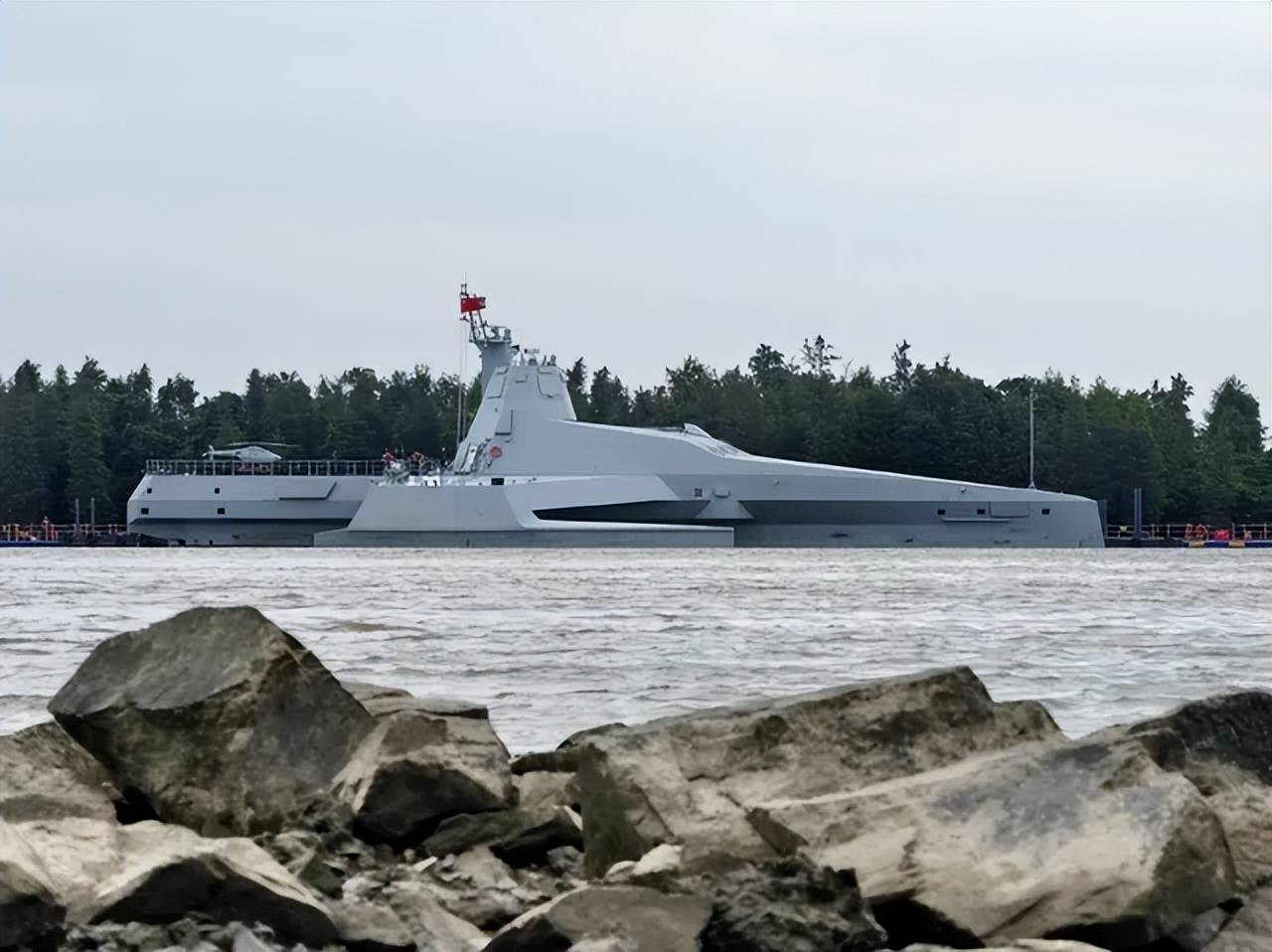 舰长65米<strong></p>
<p>eth区块链</strong>,搭载48个垂发!美媒:中国海军“半潜式武库舰”亮相!