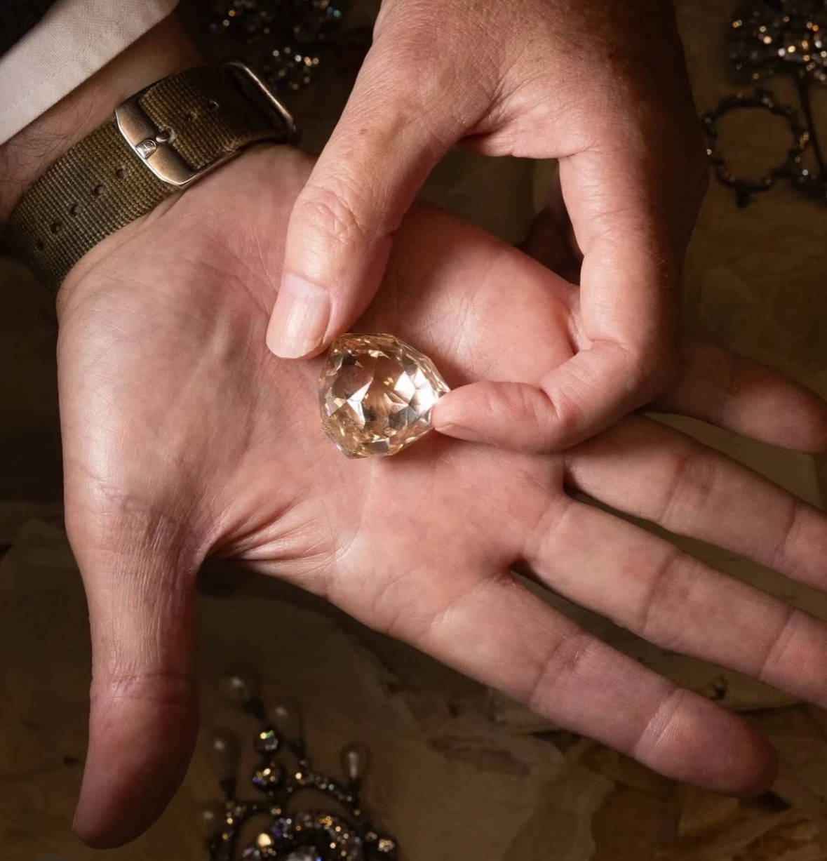 失踪百年的欧洲王室诅咒之钻重现<strong></p>
<p>eth币价格</strong>，背后藏着一位忠贞皇后的惊人布局