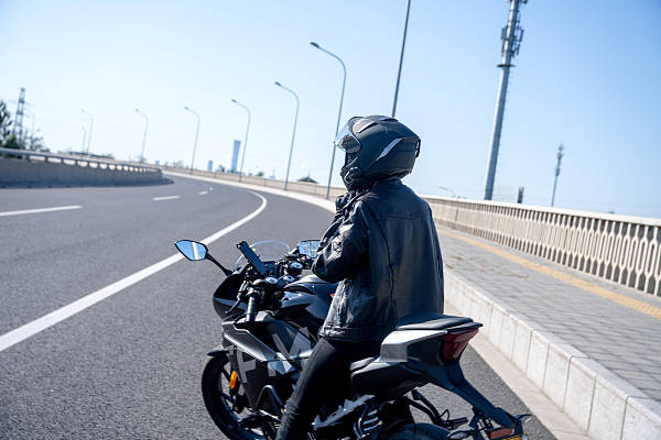 女骑警表演失误撞人后先看车<strong></p>
<p>eth官网</strong>,不是小问题