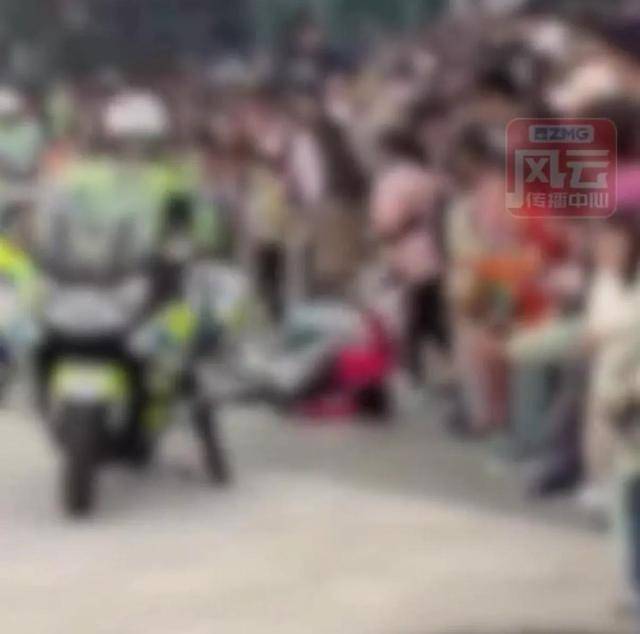 女骑警技能展示时失误撞到三名小朋友<strong></p>
<p>eth官网</strong>，第一时间未看伤者先看车，官方通报