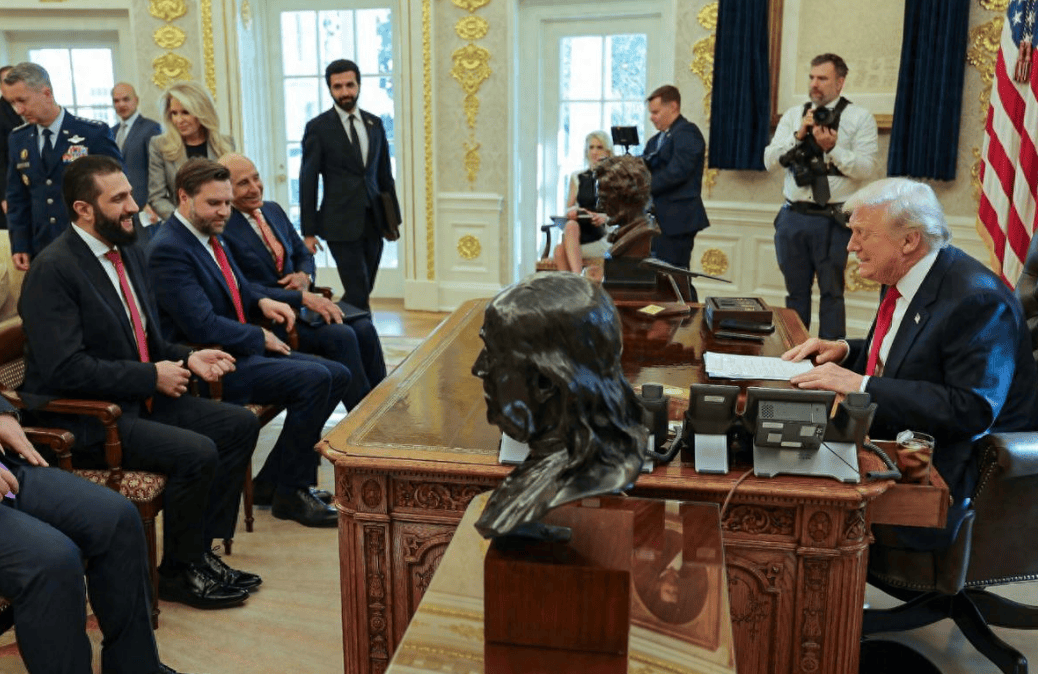 朱拉尼在合照中站得笔直<strong></p>
<p>eth官网</strong>，特朗普把人叫来白宫，却连正门都不让走