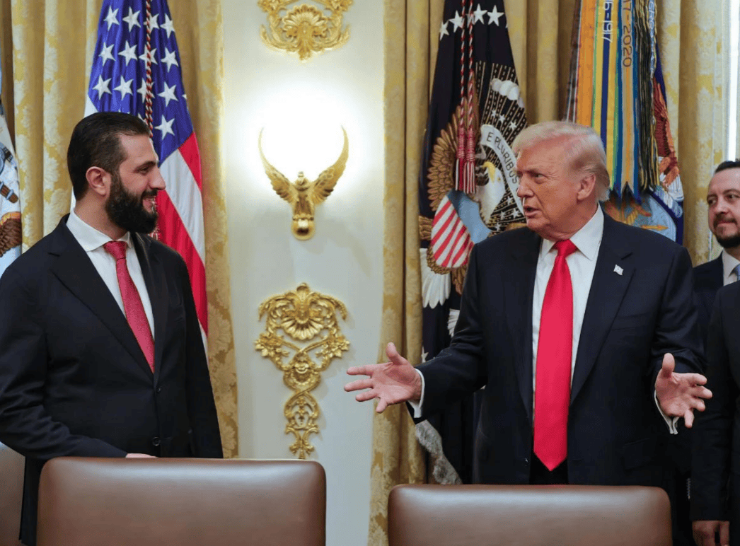 朱拉尼在合照中站得笔直<strong></p>
<p>eth官网</strong>，特朗普把人叫来白宫，却连正门都不让走