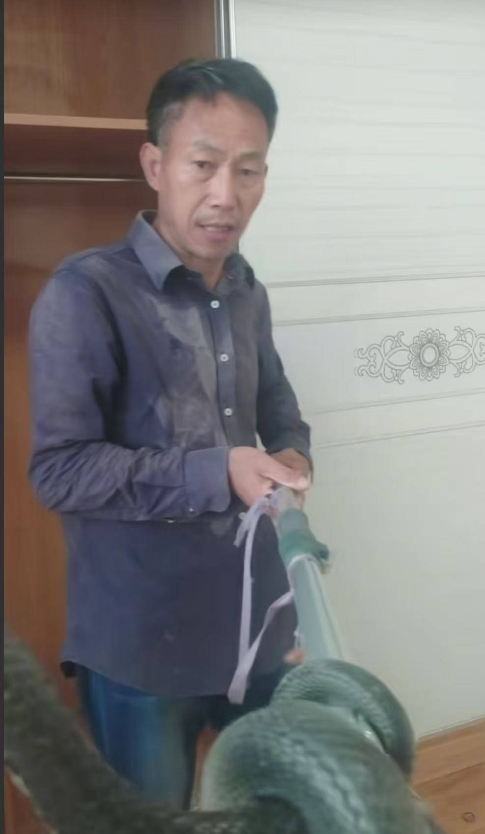 “蛇被我甩开了<strong></p>
<p>eth官网</strong>，没完全注射毒液”，湖南直播抓蛇被咬伤网红被警方拘留后发声道歉