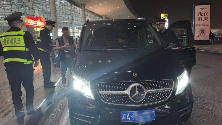 4分钟精准拦截<strong></p>
<p>比特币</strong>!男子用豪华商务车从事非法营运落网