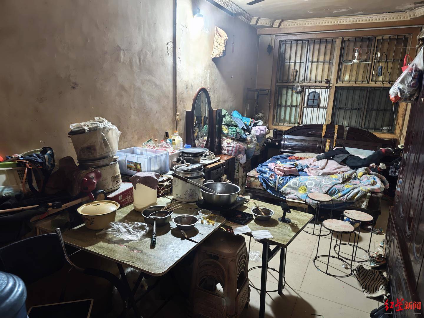 现场走访“女孩寒冬穿拖鞋捡食”一家：还有一个4岁妹妹<strong></p>
<p>比特币</strong>，当地正为两个孩子联系学校|求真