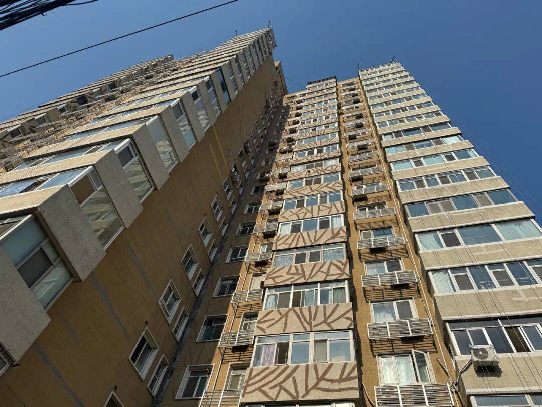 四环边这栋“补丁大楼”挺吓人<strong></p>
<p>比特币</strong>，物业：明年改造丨有事儿@新京报