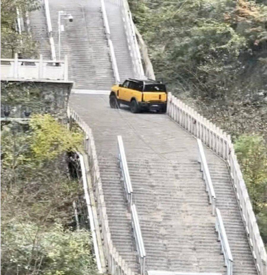 奇瑞汽车测试攀爬天门山天梯溜车撞坏护栏，公司发文致歉