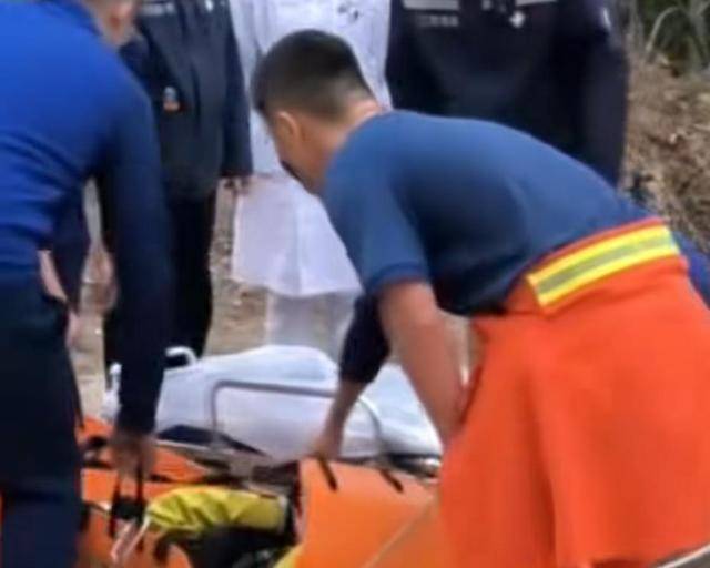 “我来个跳的”！女驴友不慎摔下巨石<strong></p>
<p>比特币最新价格</strong>，目击者：粉碎性骨折