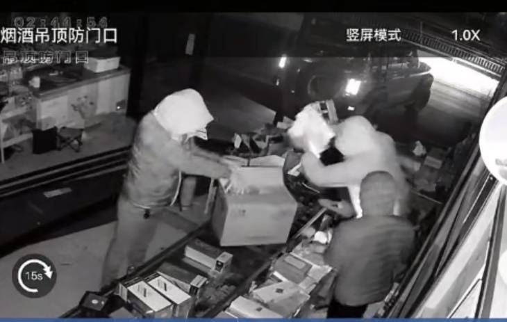 多名男子开越野车撞开烟酒店大门行窃<strong></p>
<p>比特币价格</strong>,失主报案称损失超20万元,警方回应