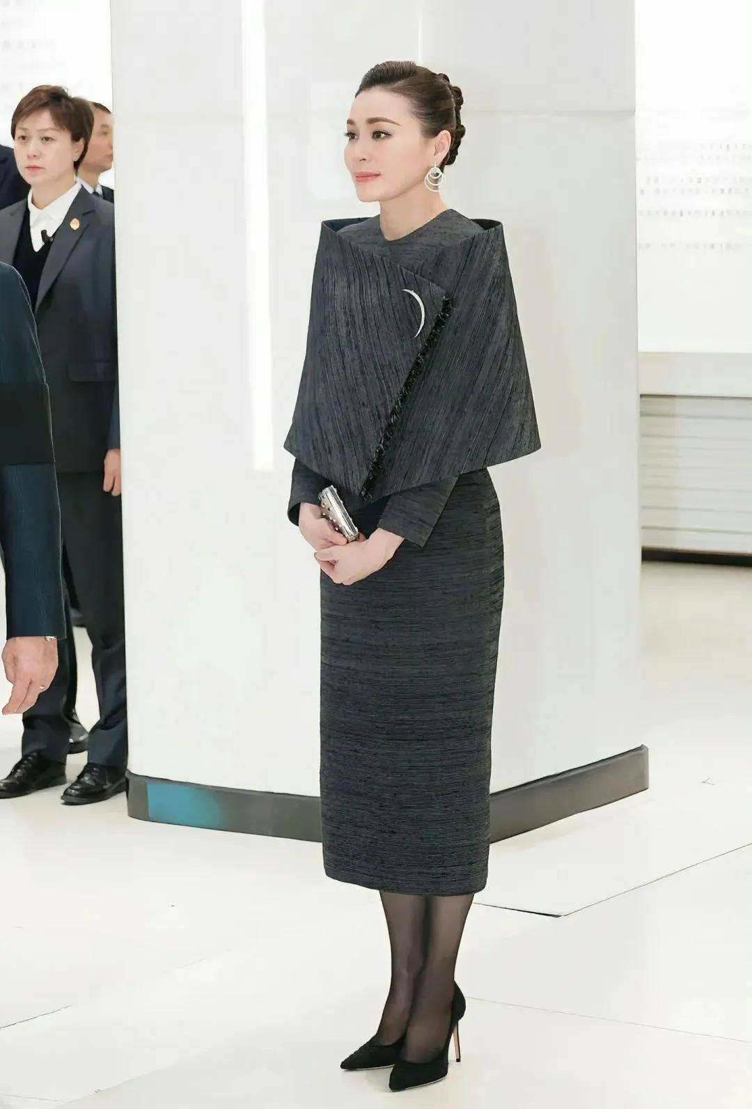 泰国王后访华“穿搭九宫格”出圈<strong></p>
<p>比特币价格</strong>,隆重珠宝展现用心诚意