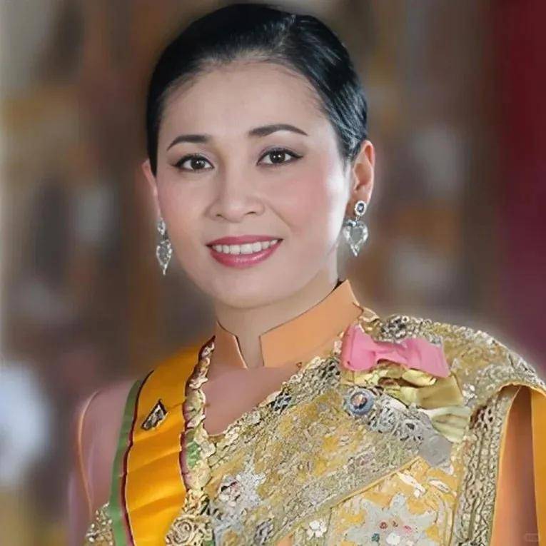 泰国王后访华“穿搭九宫格”出圈<strong></p>
<p>比特币价格</strong>,隆重珠宝展现用心诚意