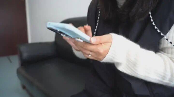 扬州一女子刷短视频惹祸：偷偷去银行取了6万现金<strong></p>
<p>比特币价格今日行情</strong>，结果……