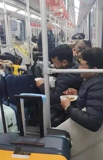 极目锐评∣满车厢咖喱味！多名外籍乘客在车厢内吃馅饼<strong></p>
<p>比特币最新价格行情</strong>，规则面前哪有特殊？