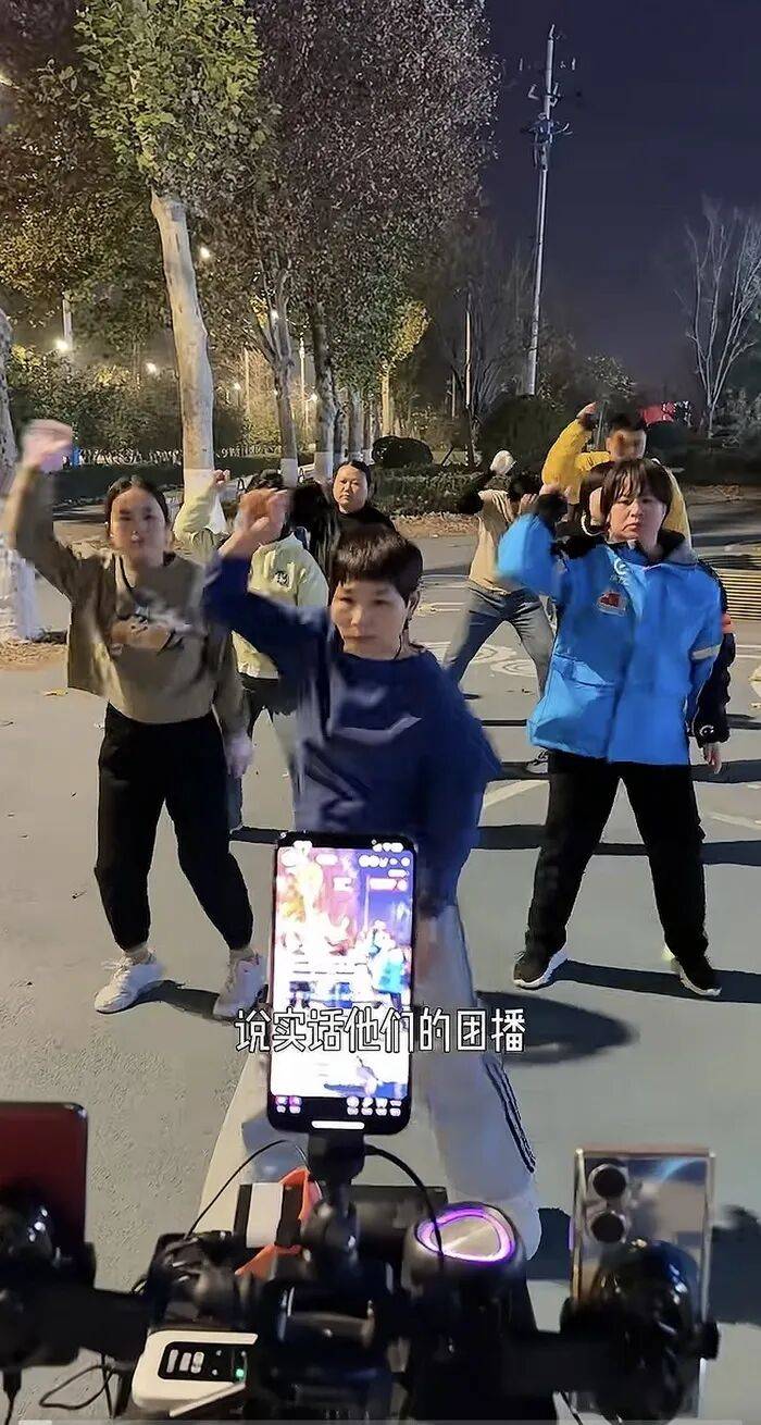 为救患癌孩子，父母冬夜在济南街头每晚跳舞五小时：吴克群发起千人共舞，点赞济南是“济燃”