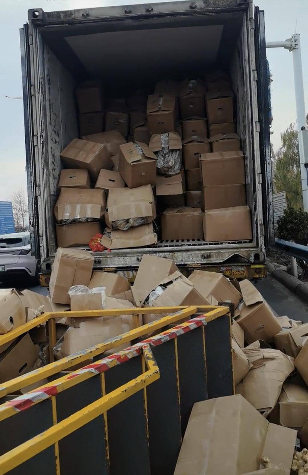 河南收费站绿通悲剧：司机被要求登上损坏梯子查货