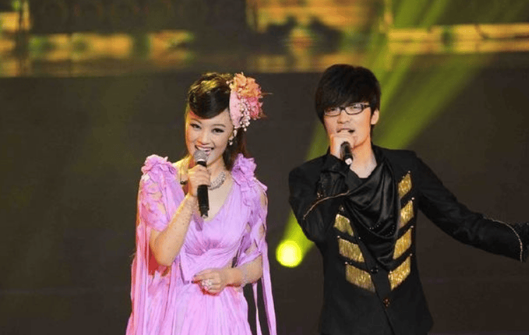 考古|玖月奇迹被曝已复婚<strong></p>
<p>比特币最新行情</strong>，王小玮疑似怀孕小腹隆起，为何两人至今不同台演出？