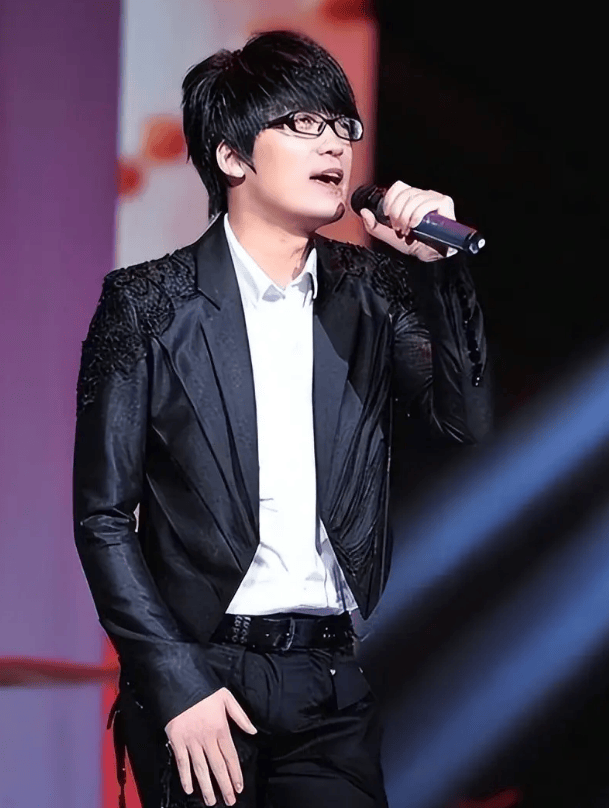 考古|玖月奇迹被曝已复婚<strong></p>
<p>比特币最新行情</strong>，王小玮疑似怀孕小腹隆起，为何两人至今不同台演出？