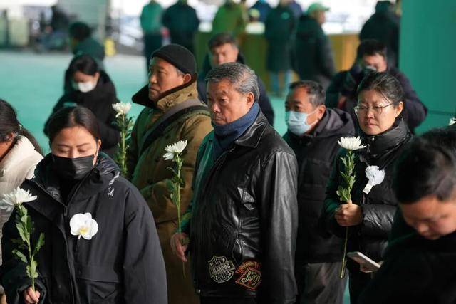 何晴之子追思：妈妈很喜欢雪<strong></p>
<p>比特币美元实时行情</strong>，北京这场雪好像是为她而下