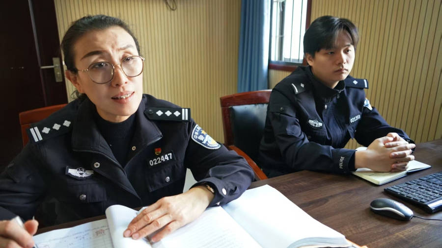 审讯室里，犯罪嫌疑人哭着说：“从来没一个警察会和我说这些的……”