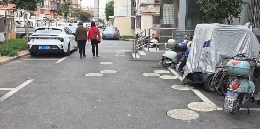 太夸张！上海人比比谁家楼下井盖多！有人家门口100个，“走路难！到处都像贴膏药”...