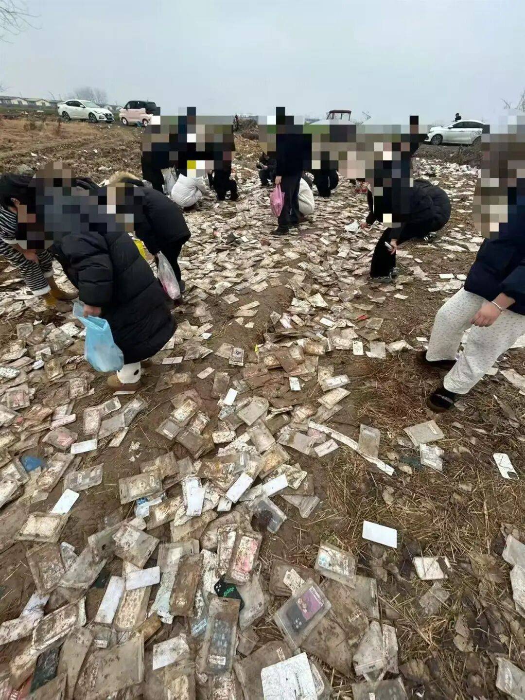 商丘一空地现成堆被丢弃的全新手机壳<strong></p>
<p>比特币矿机</strong>,多人驱车前往“捡漏”,有人一次捡了50个