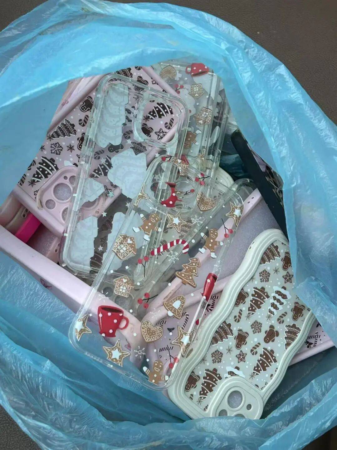 商丘一空地现成堆被丢弃的全新手机壳<strong></p>
<p>比特币矿机</strong>,多人驱车前往“捡漏”,有人一次捡了50个