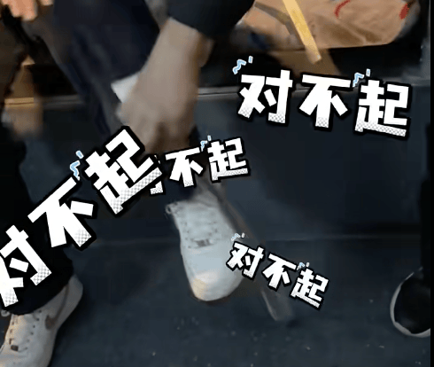 女子坐公交车被带鱼“咬了”？大爷提鱼经过<strong></p>
<p>比特币暴跌</strong>，避让时被鱼钩钩住裤子，取下后一个劲道歉