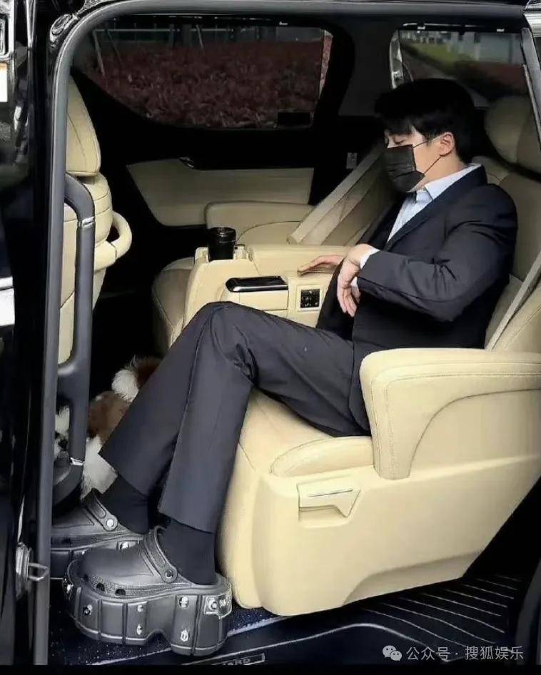 刚开年又曝一对相差15岁的恋情?他这一周两段绯闻真是连环暴击啊<strong></p>
<p>比特币中国</strong>!