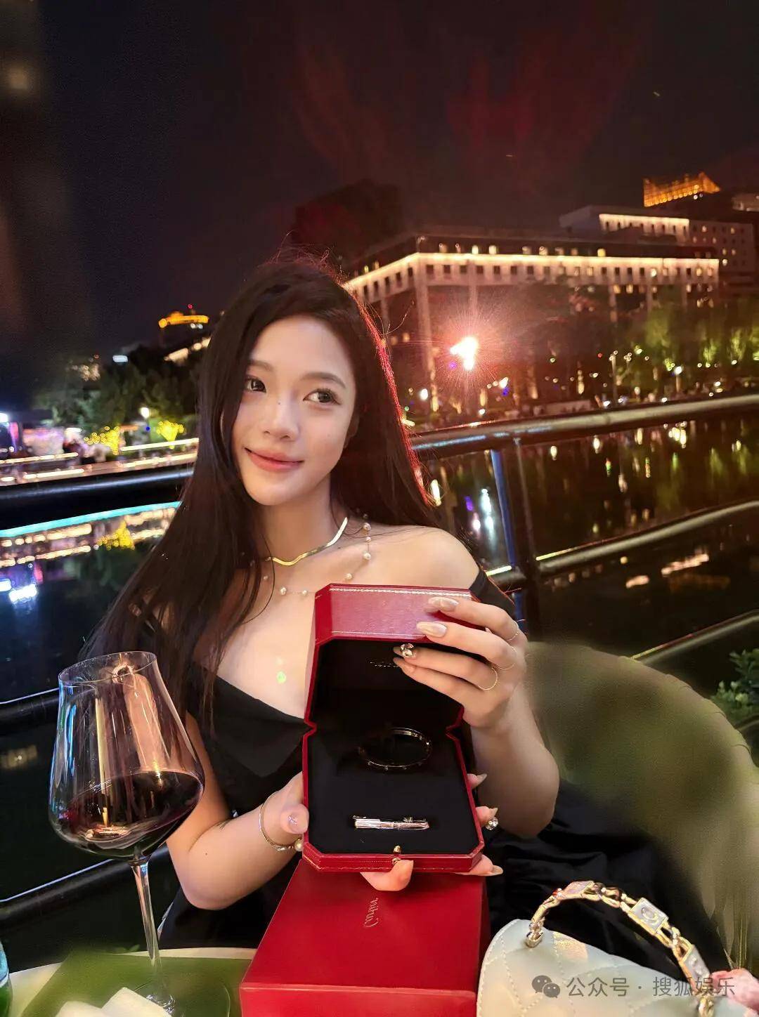 刚开年又曝一对相差15岁的恋情?他这一周两段绯闻真是连环暴击啊<strong></p>
<p>比特币中国</strong>!