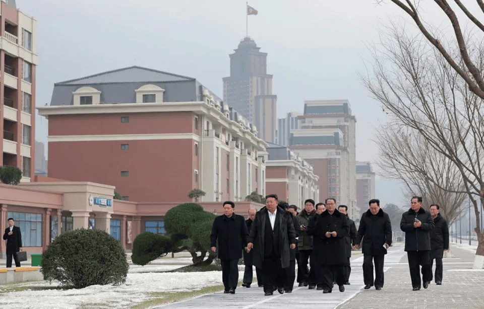 朝鲜“万套住宅”震撼亮相<strong></p>
<p>比特币价格实时行情</strong>,金正恩莅临现场指导感叹:潮流之作