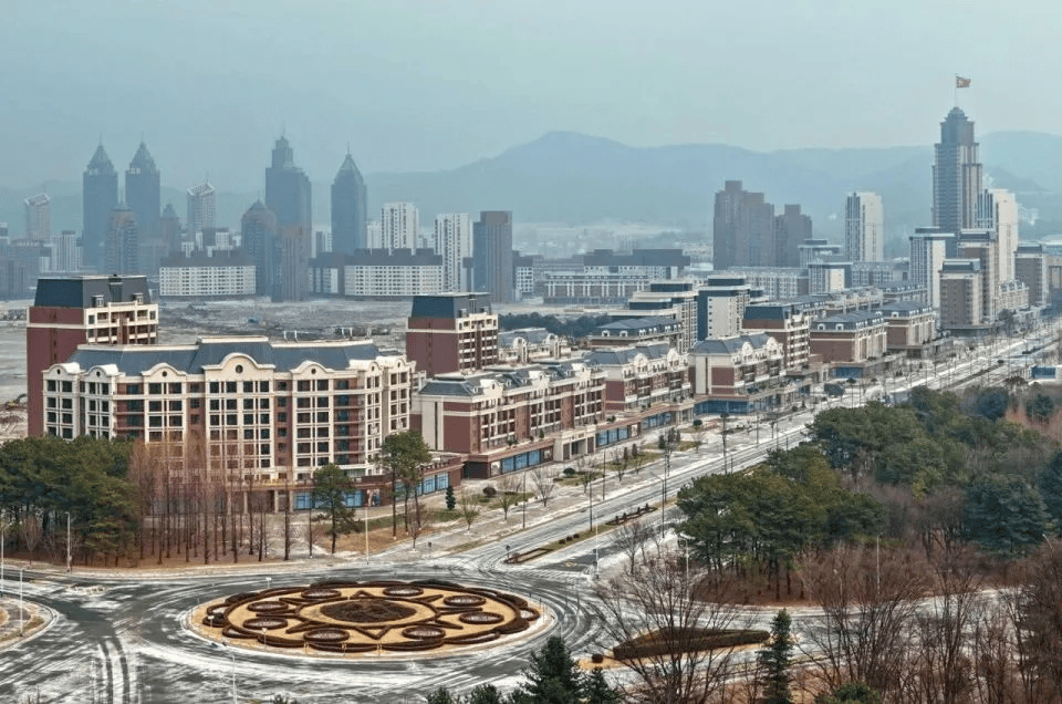 朝鲜“万套住宅”震撼亮相<strong></p>
<p>比特币价格实时行情</strong>,金正恩莅临现场指导感叹:潮流之作