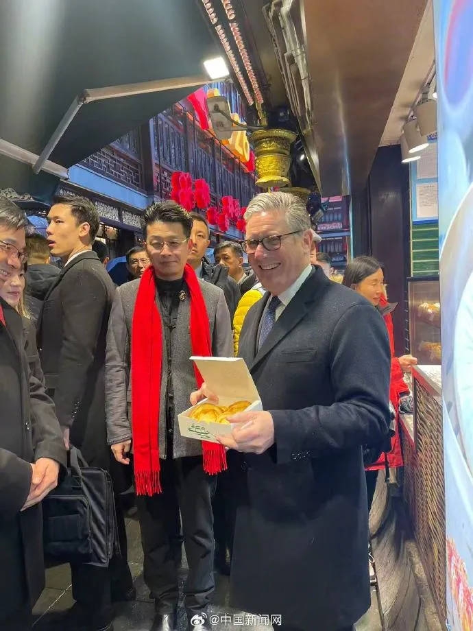 英国首相斯塔默抵达上海<strong></p>
<p>比特币官网</strong>，在参观豫园时体验了沪上名点蝴蝶酥
