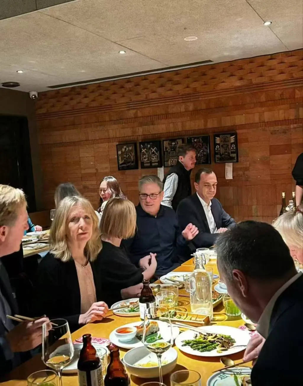 英国首相斯塔默抵达上海<strong></p>
<p>比特币官网</strong>，在参观豫园时体验了沪上名点蝴蝶酥