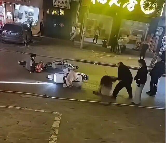 河南15岁女孩被当街暴打：当地沉默两天引质疑 打人夫妻已被批捕