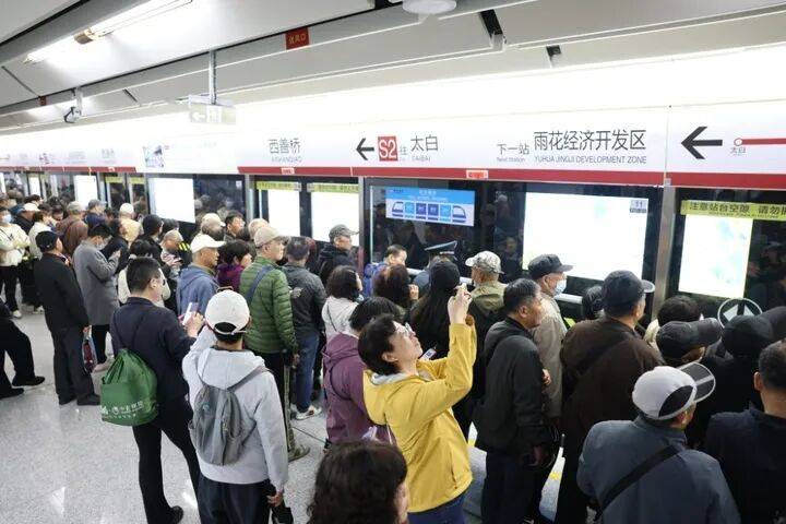 南京首条跨省地铁开通！乘客说：“我坐地铁不去哪里<strong></p>
<p>现货白银点差</strong>，就是高兴！”